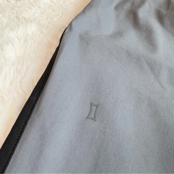 Kit and Ace Woman Gray Side Stripe Tuxedo Pants SZ8
Contemporary Eclectic Preppy - Picture 3 of 9